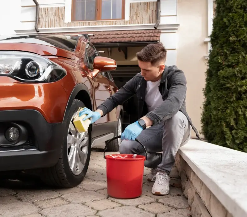 Lavage auto à domicile Passavant-sur-Layon : professionnel intervenant sur un véhicule